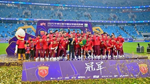 九游娱乐-球员自宣、球迷机场宣取代“官宣”？每年海港冬训出征，为何总当保密局局长