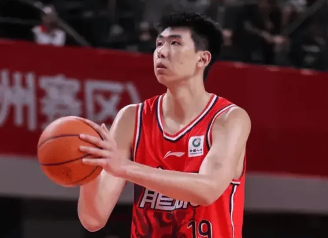 九游娱乐-稳定发挥！徐昕出战24分钟，投篮6中5得到12分6篮板1助攻